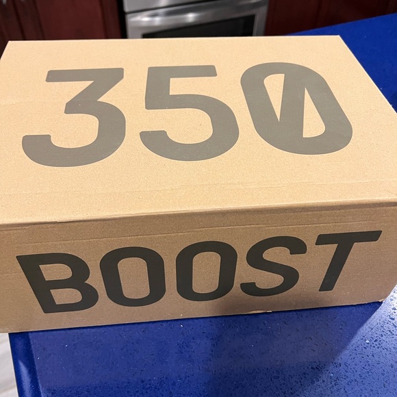 The YEEZY BOOST 350 V2 - NEW - Picture 6 of 7